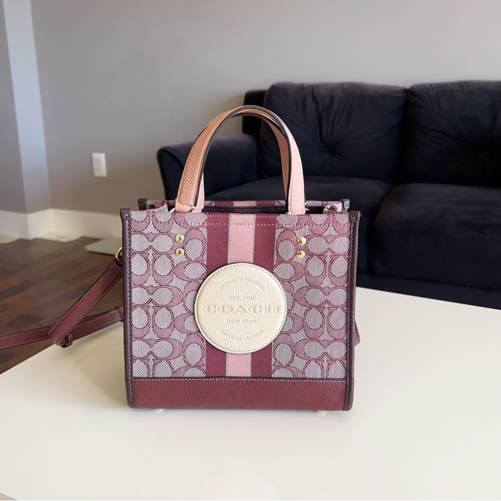 Like New Authentic Coach Dempsey Tote Bag 22 in Signature Jacquard